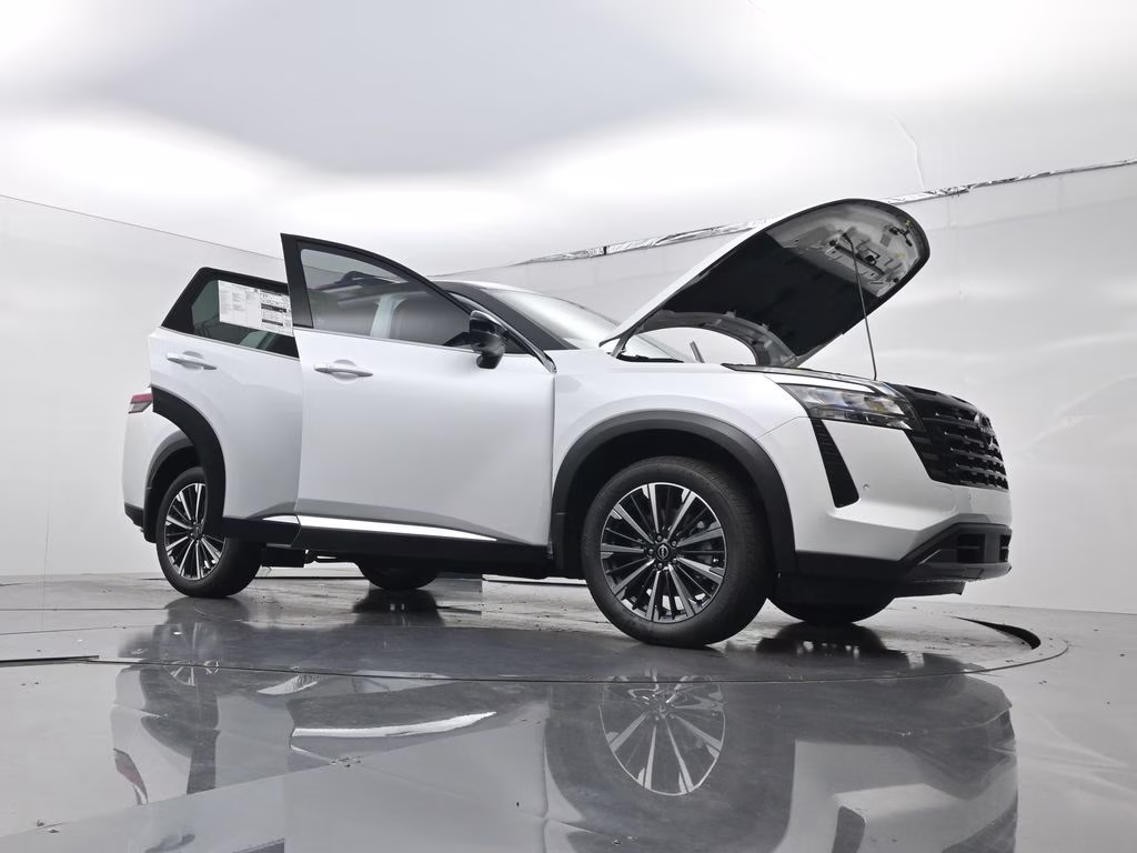 2026 Everest White Pearl/Black Nissan Pathfinder Platinum FWD SUV