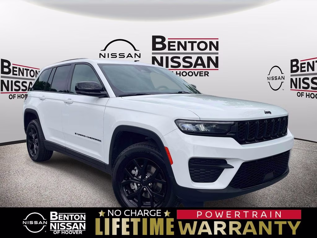 2025 Bright White Clearcoat Jeep Grand Cherokee Altitude 4X4 SUV