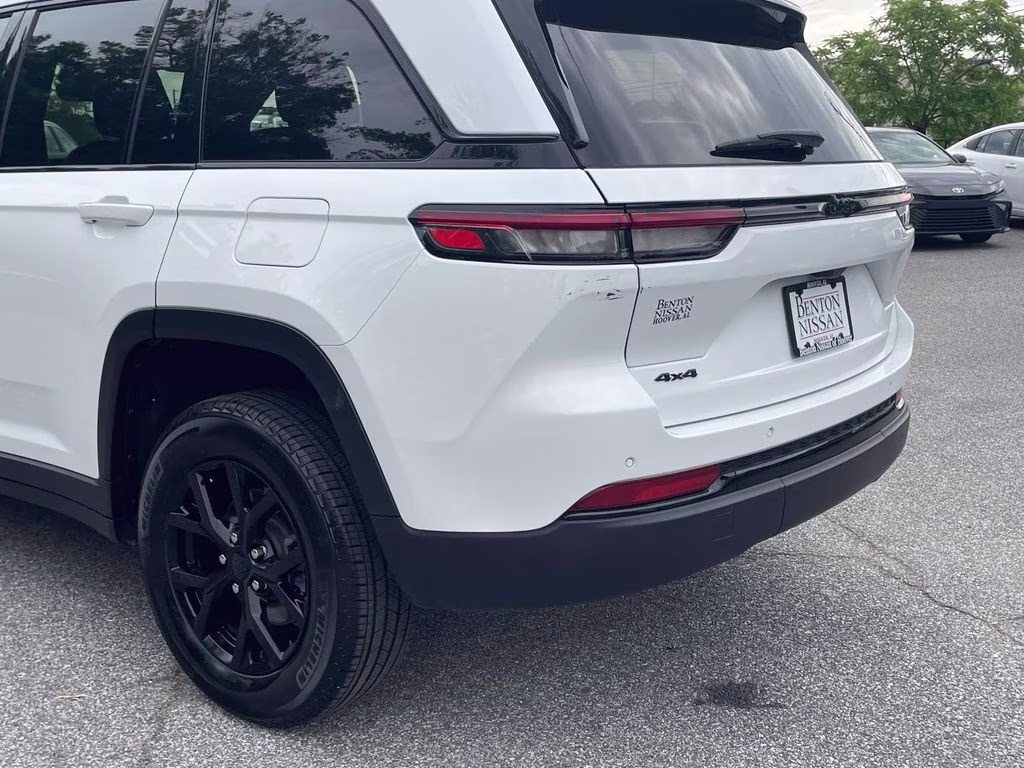 2025 Bright White Clearcoat Jeep Grand Cherokee Altitude 4X4 SUV