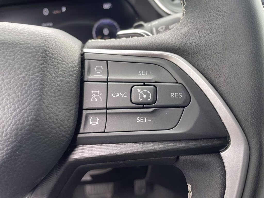 2025 Bright White Clearcoat Jeep Grand Cherokee Altitude 4X4 SUV