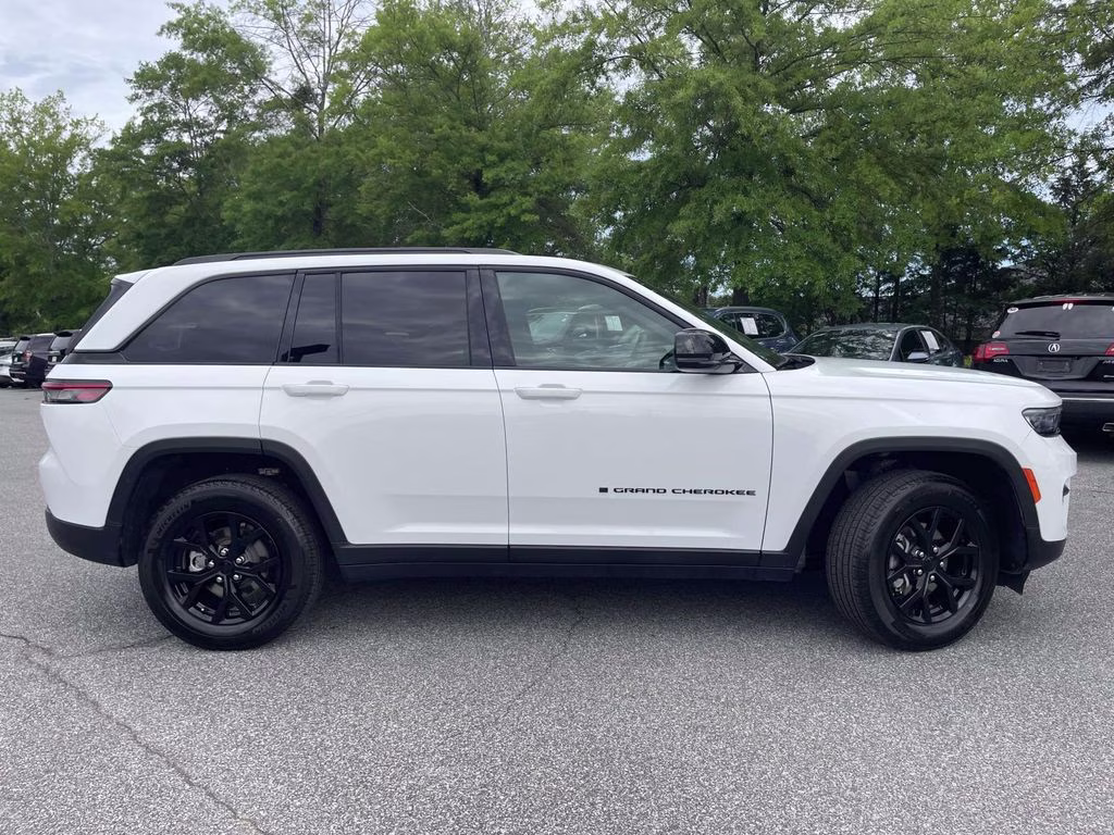 2025 Bright White Clearcoat Jeep Grand Cherokee Altitude 4X4 SUV