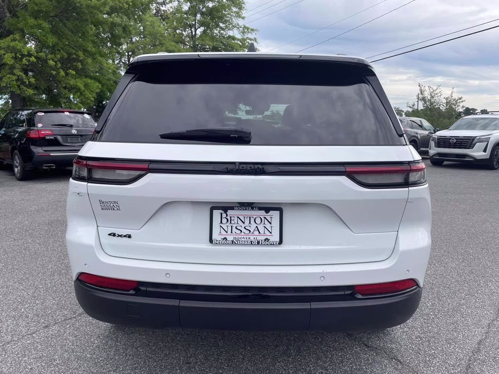 2025 Bright White Clearcoat Jeep Grand Cherokee Altitude 4X4 SUV
