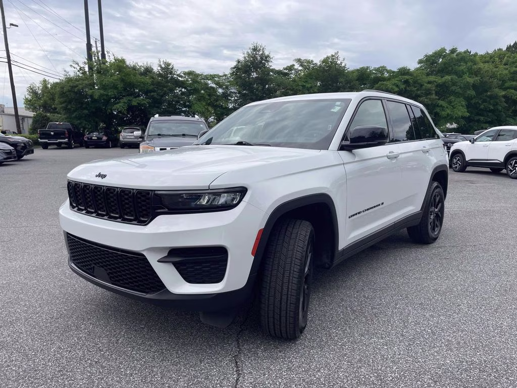 2025 Bright White Clearcoat Jeep Grand Cherokee Altitude 4X4 SUV