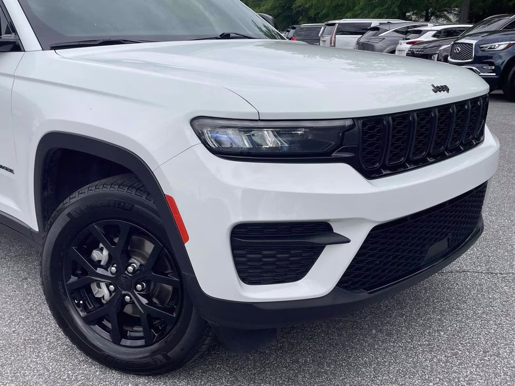 2025 Bright White Clearcoat Jeep Grand Cherokee Altitude 4X4 SUV
