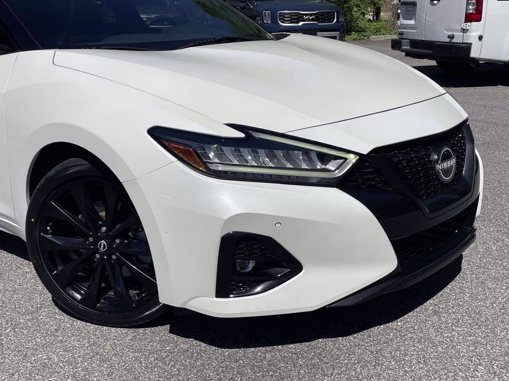 2023 Pearl White Tricoat Nissan Maxima SR FWD Sedan