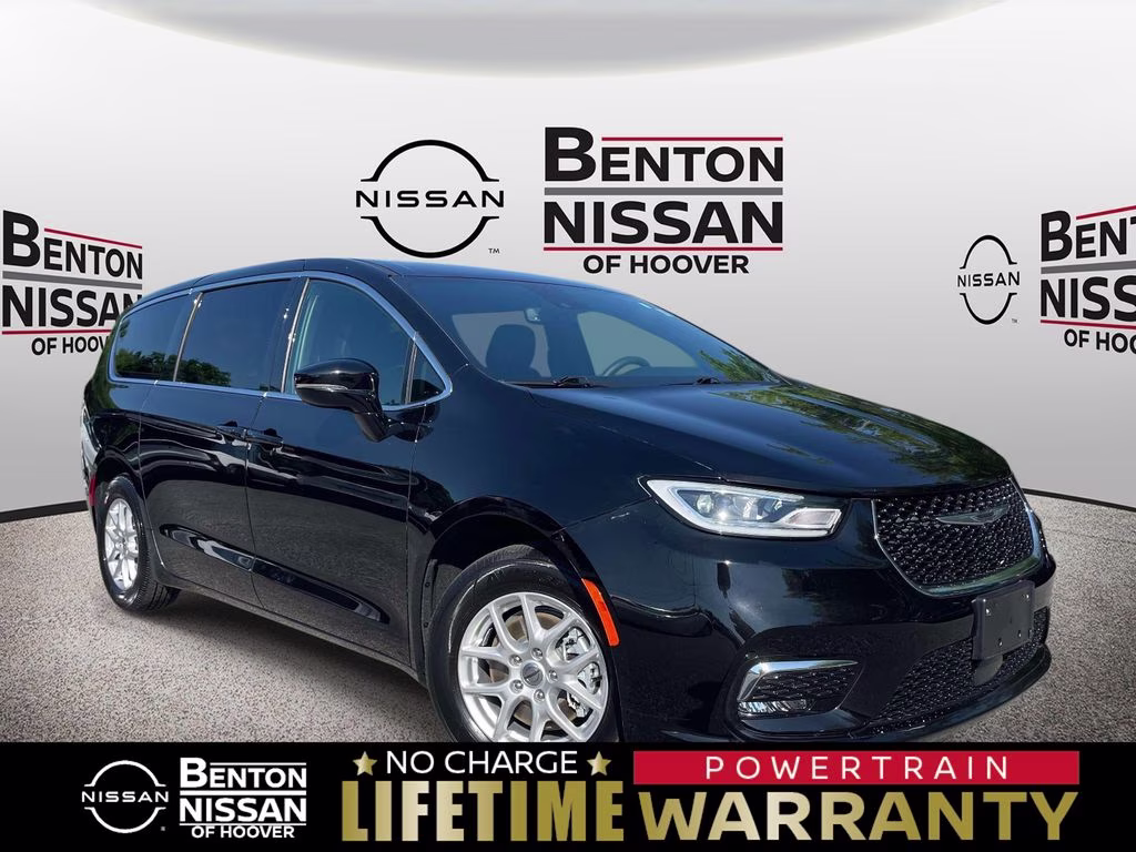2025 Chrysler Pacifica Select's photo