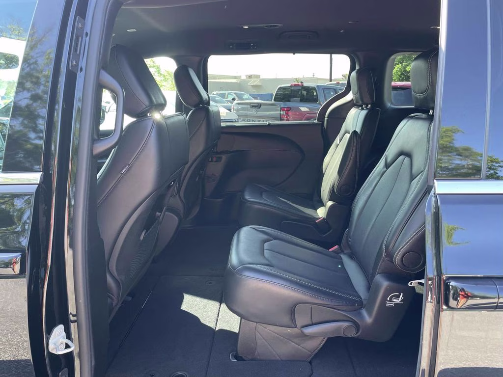 2025 Diamond Black Crystal Pearlcoat Chrysler Pacifica Select FWD Van