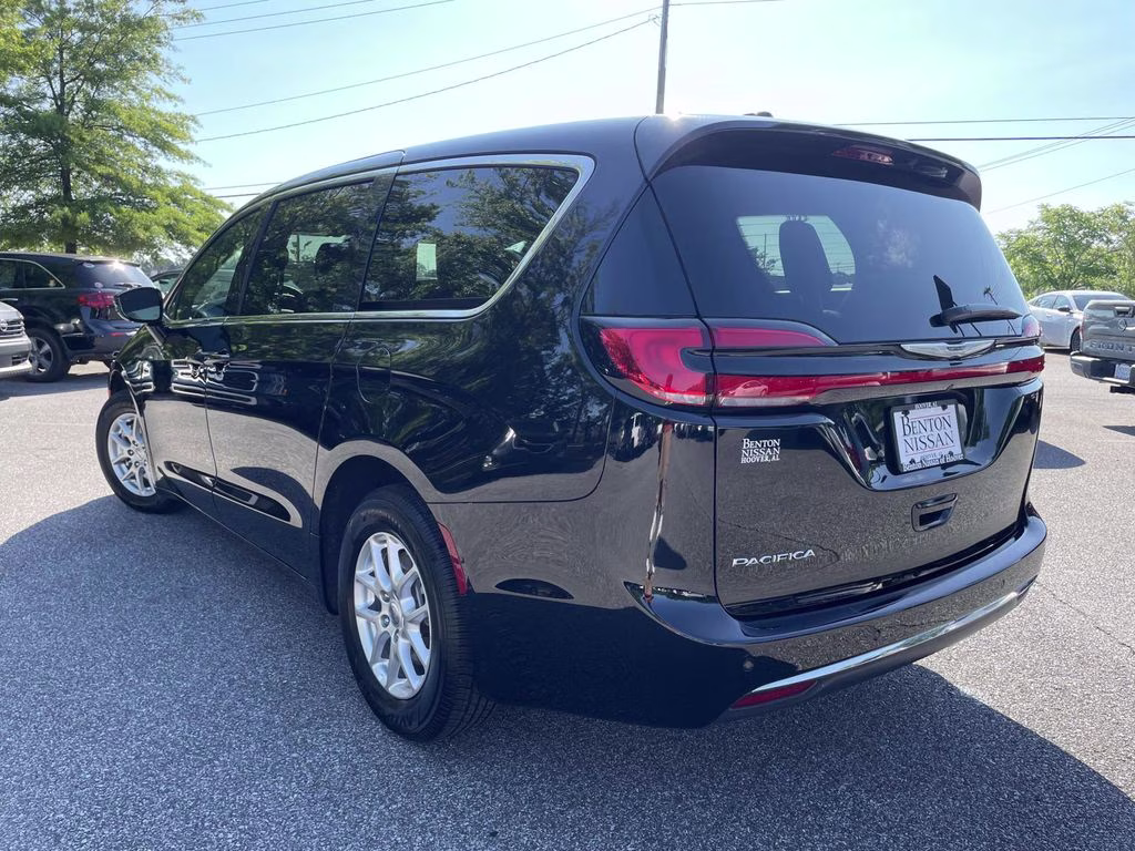 2025 Diamond Black Crystal Pearlcoat Chrysler Pacifica Select FWD Van