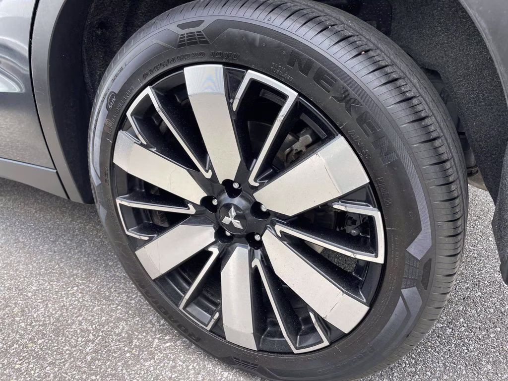 2025 Black Mitsubishi Outlander SE FWD SUV