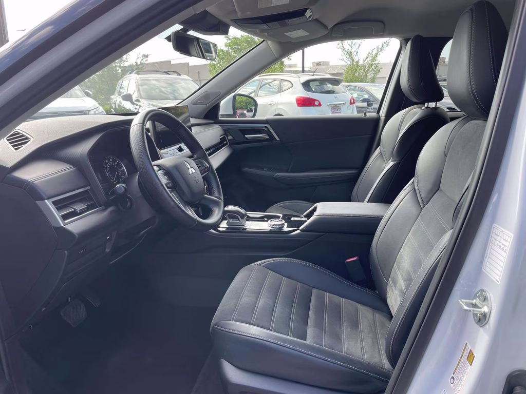 2025 White Mitsubishi Outlander SE FWD SUV