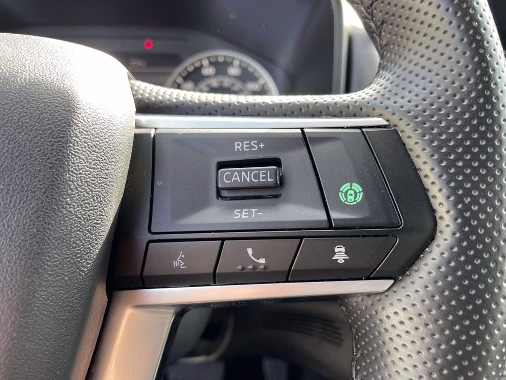 2025 White Mitsubishi Outlander SE FWD SUV