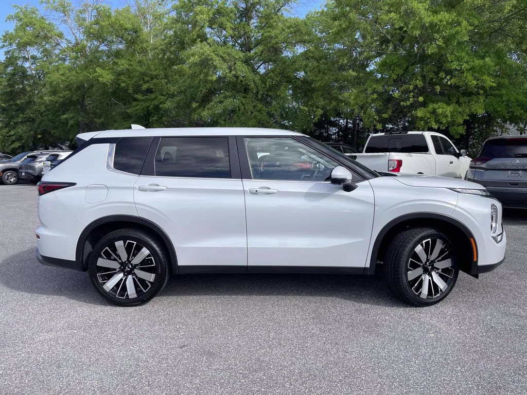 2025 White Mitsubishi Outlander SE FWD SUV