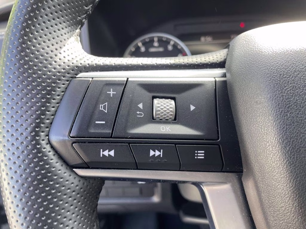 2025 White Mitsubishi Outlander SE FWD SUV