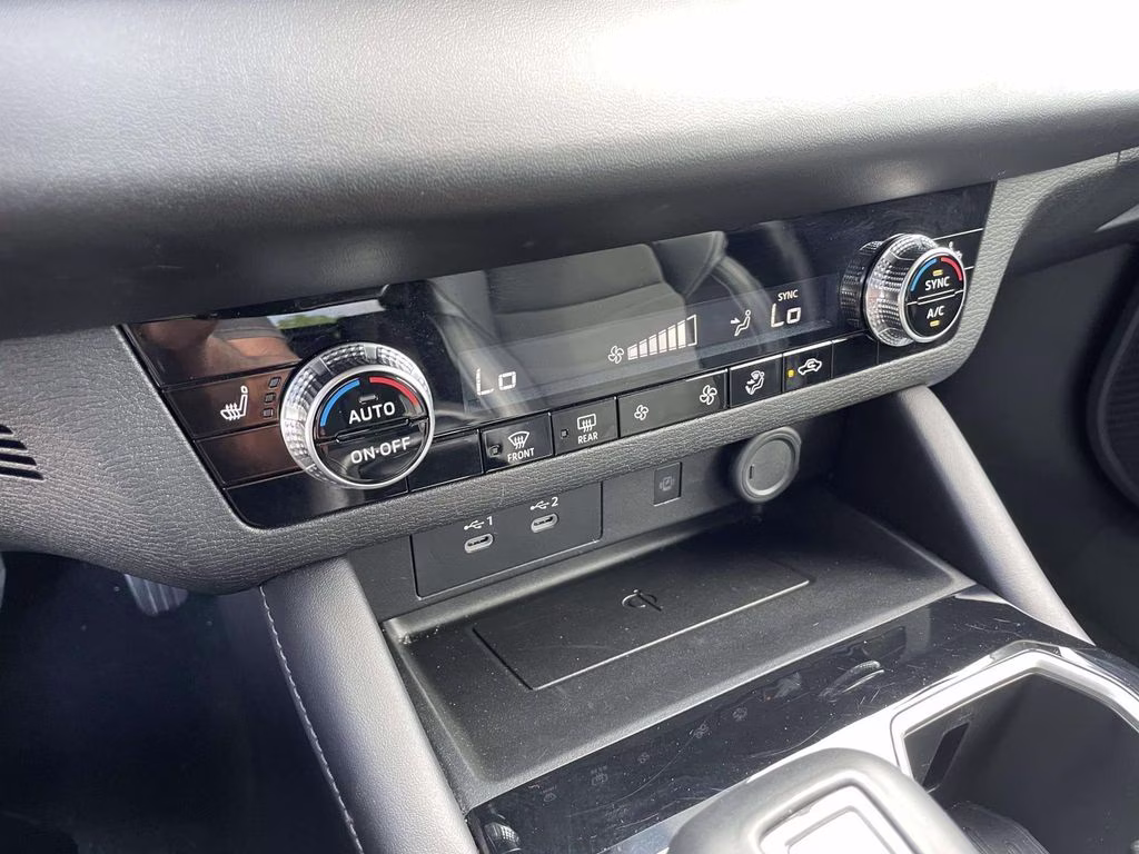2025 White Mitsubishi Outlander SE FWD SUV