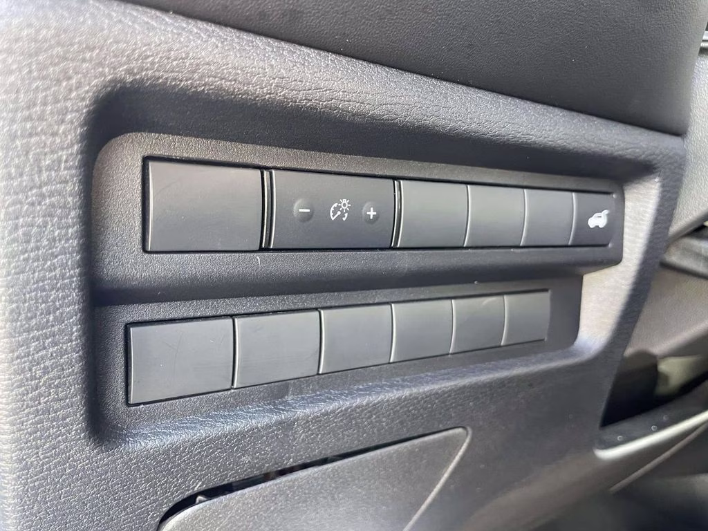 2025 White Mitsubishi Outlander SE FWD SUV