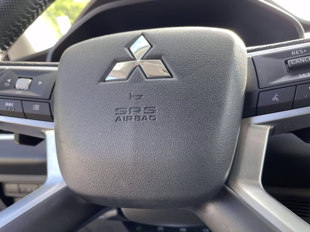 2025 White Mitsubishi Outlander SE FWD SUV