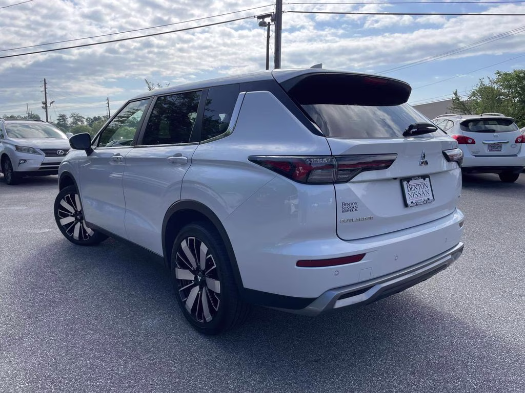 2025 White Mitsubishi Outlander SE FWD SUV