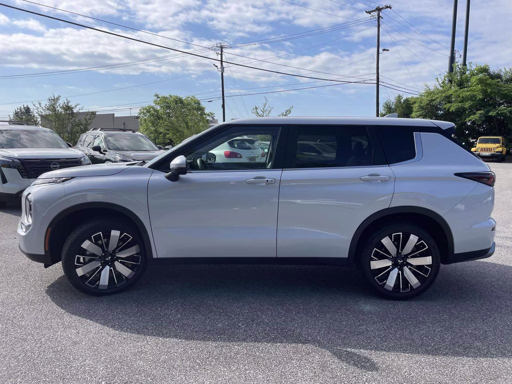 2025 White Mitsubishi Outlander SE FWD SUV
