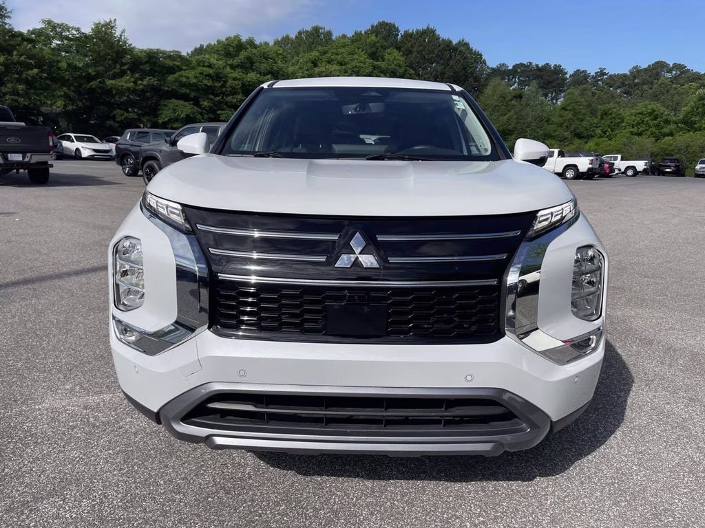 2025 White Mitsubishi Outlander SE FWD SUV