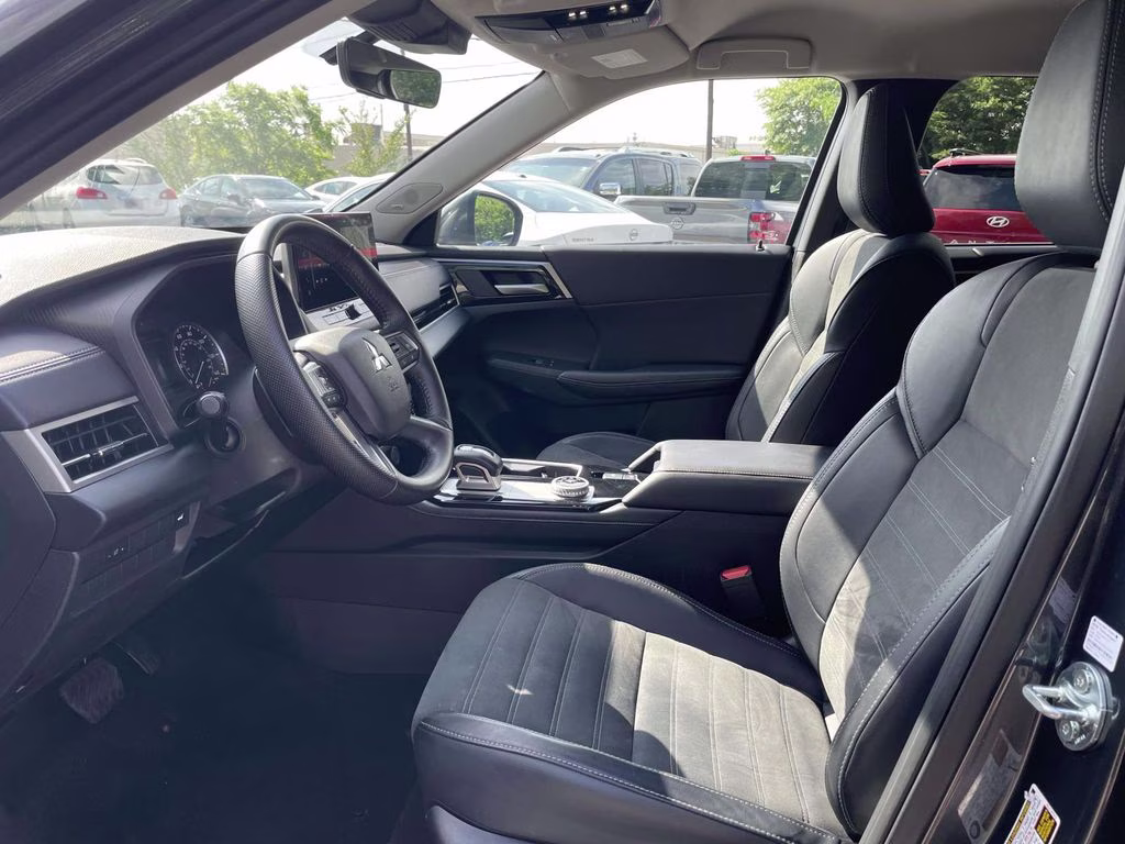 2025 Gray Mitsubishi Outlander SE FWD SUV
