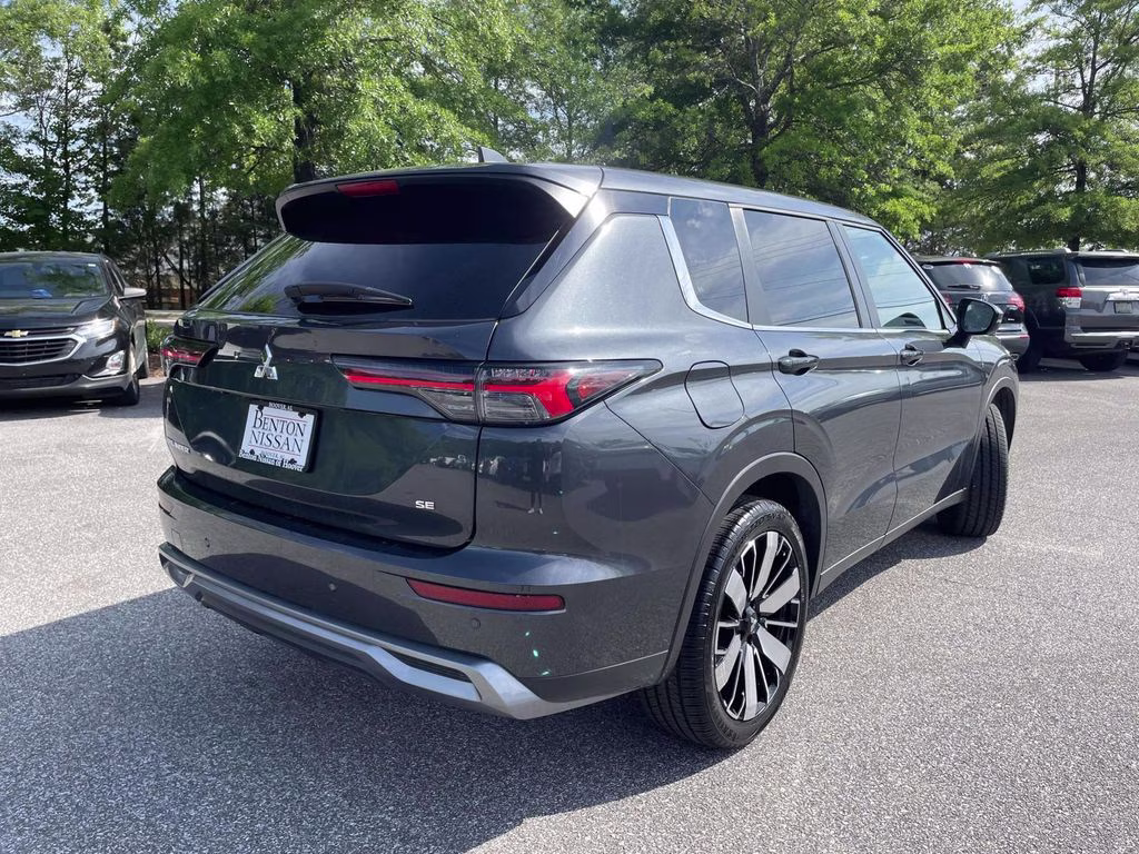 2025 Gray Mitsubishi Outlander SE FWD SUV