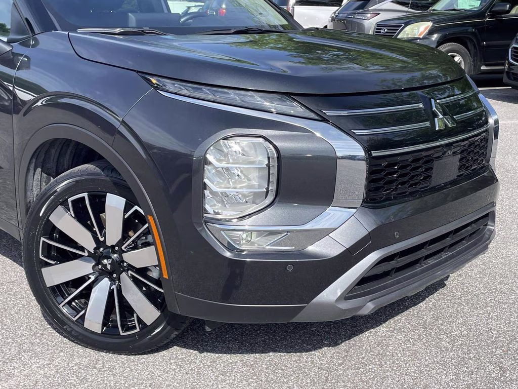 2025 Gray Mitsubishi Outlander SE FWD SUV