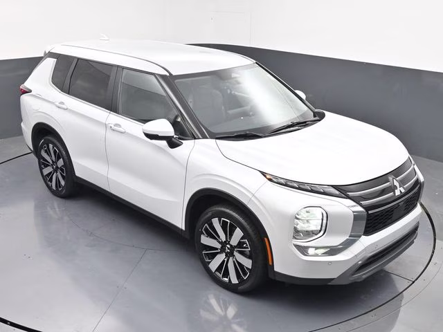 2025 White Mitsubishi Outlander SE FWD SUV