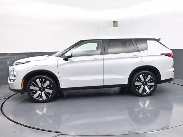 2025 White Mitsubishi Outlander SE FWD SUV