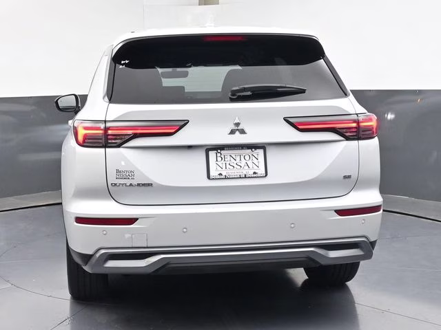 2025 White Mitsubishi Outlander SE FWD SUV