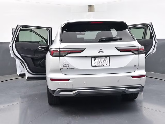 2025 White Mitsubishi Outlander SE FWD SUV