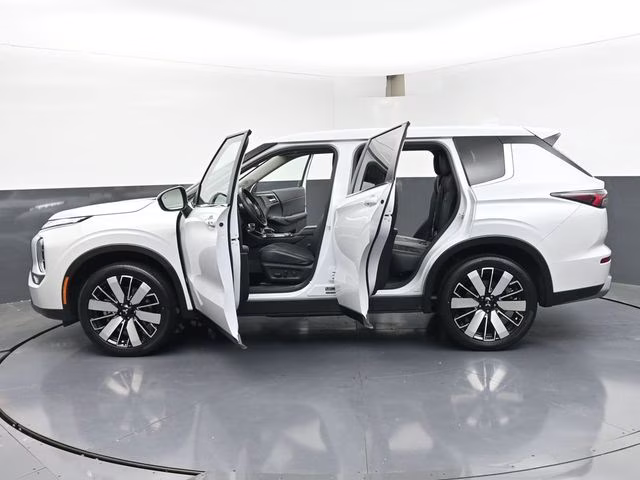 2025 White Mitsubishi Outlander SE FWD SUV
