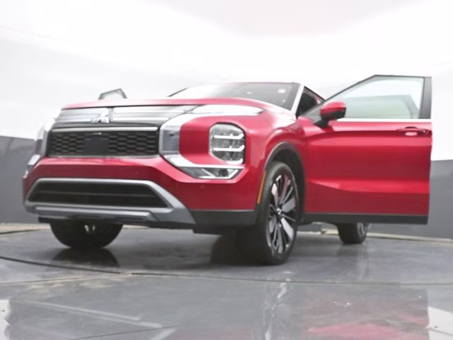 2025 Red Mitsubishi Outlander SE FWD SUV