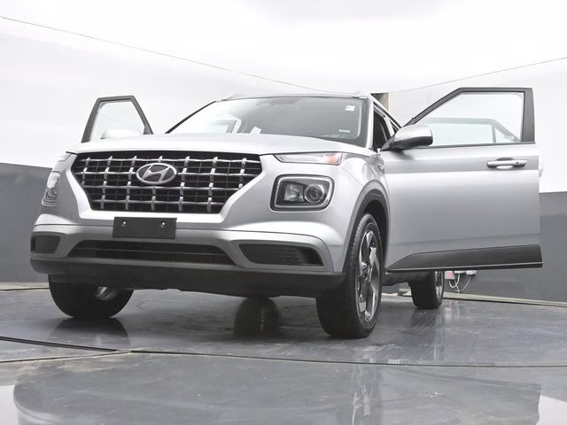 2025 Shimmering Silver Hyundai Venue SEL FWD SUV