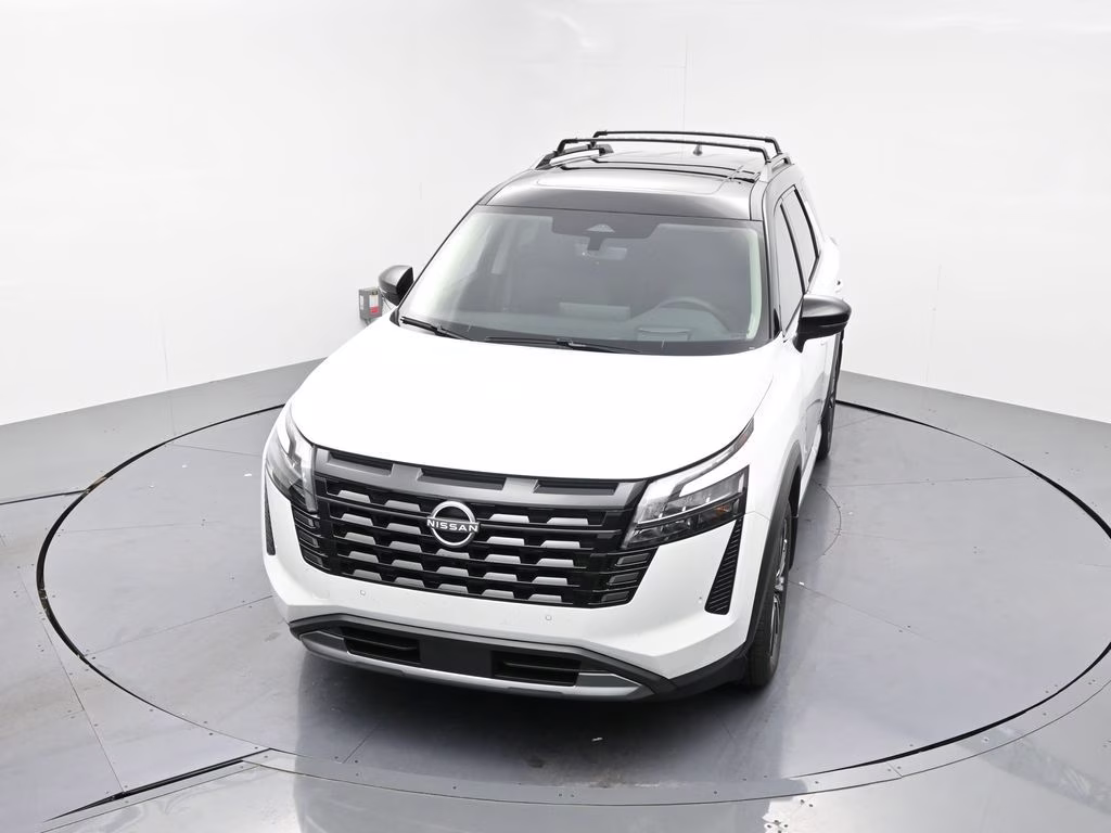 2026 Everest White Pearl/Black Nissan Pathfinder Platinum FWD SUV