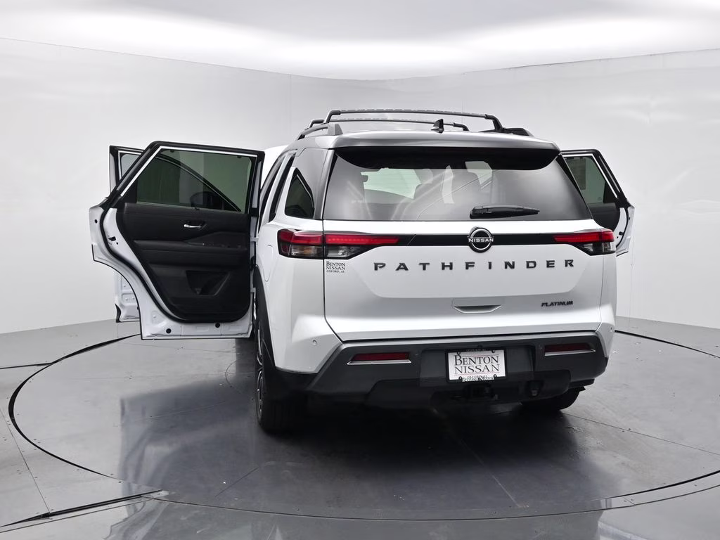 2026 Everest White Pearl/Black Nissan Pathfinder Platinum FWD SUV