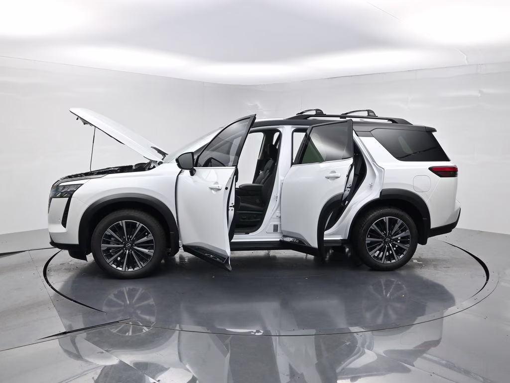 2026 Everest White Pearl/Black Nissan Pathfinder Platinum FWD SUV