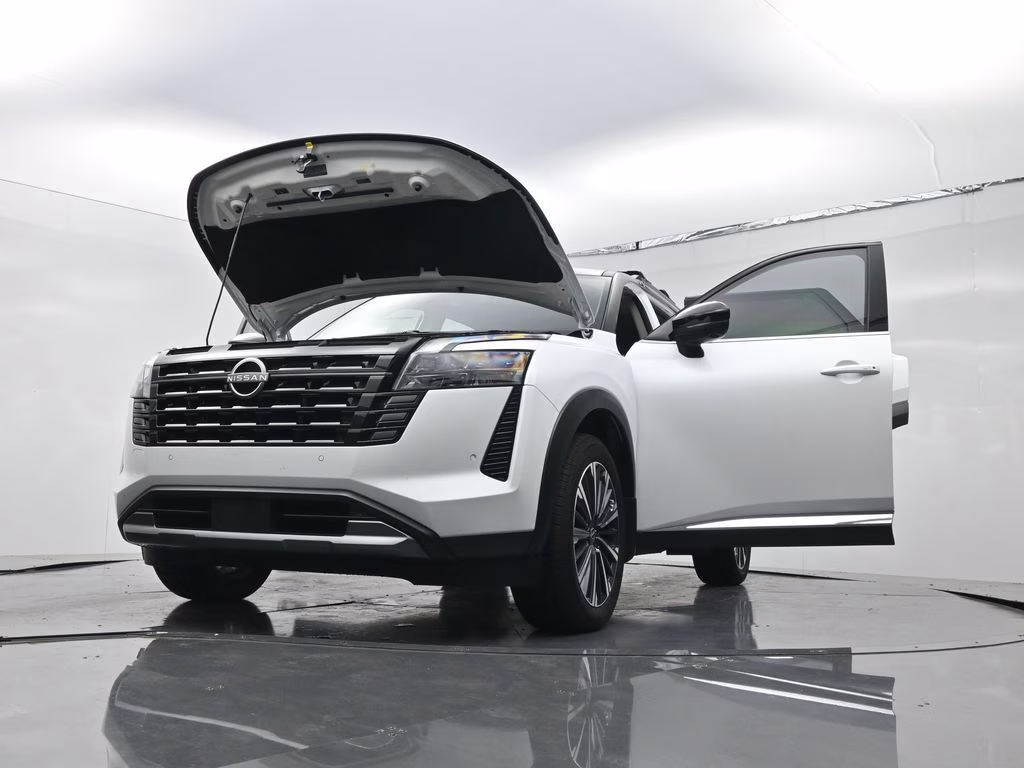 2026 Everest White Pearl/Black Nissan Pathfinder Platinum FWD SUV