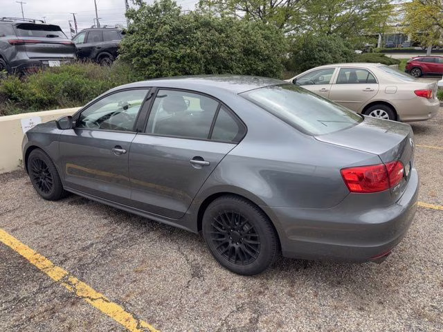2014 Platinum Gray Metallic Volkswagen Jetta 2.0L S FWD Sedan
