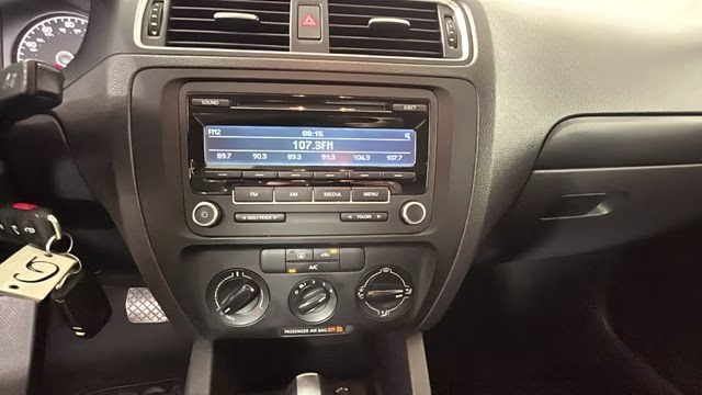 2014 Platinum Gray Metallic Volkswagen Jetta 2.0L S FWD Sedan