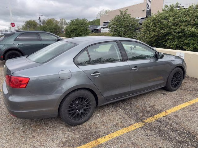 2014 Platinum Gray Metallic Volkswagen Jetta 2.0L S FWD Sedan