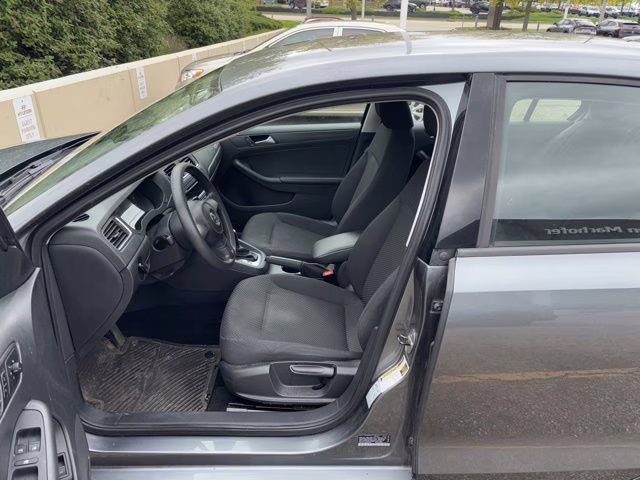 2014 Platinum Gray Metallic Volkswagen Jetta 2.0L S FWD Sedan