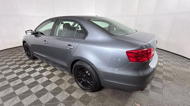2014 Platinum Gray Metallic Volkswagen Jetta 2.0L S FWD Sedan