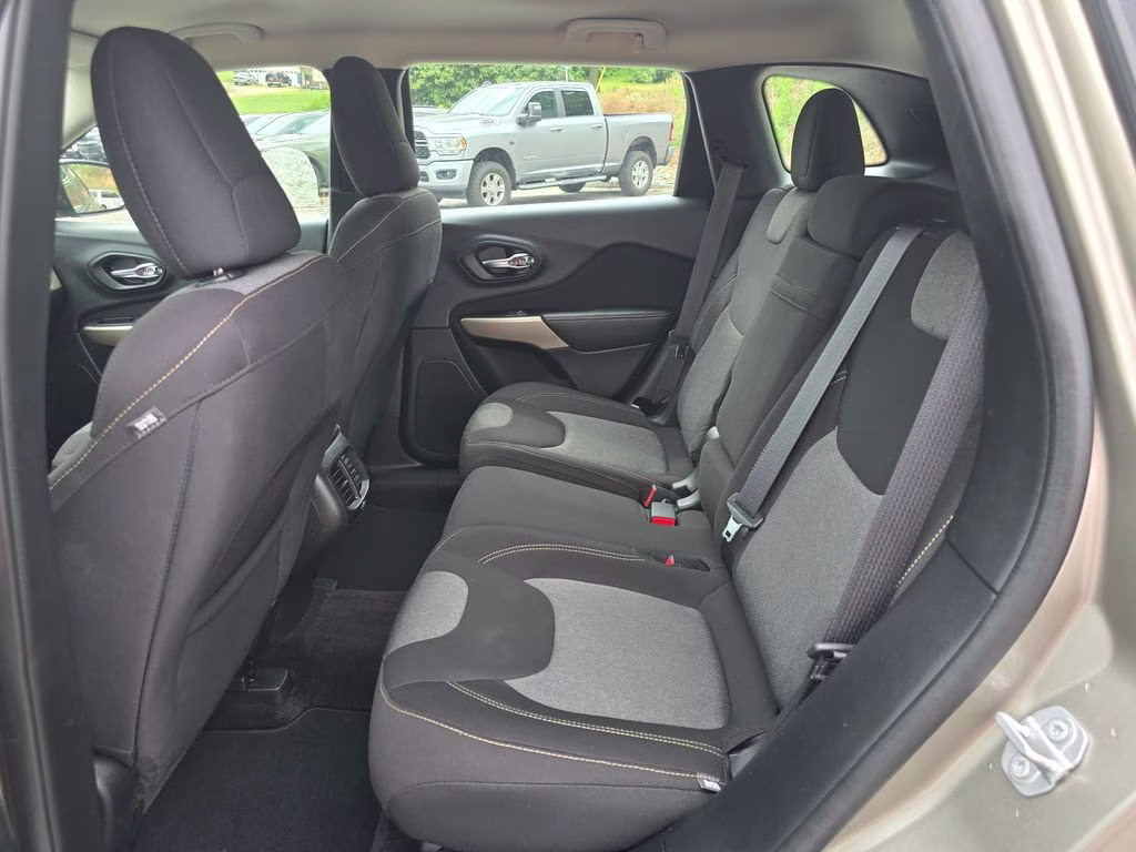2017 Light Brownstone Pearlcoat Jeep Cherokee Sport 4X4 SUV