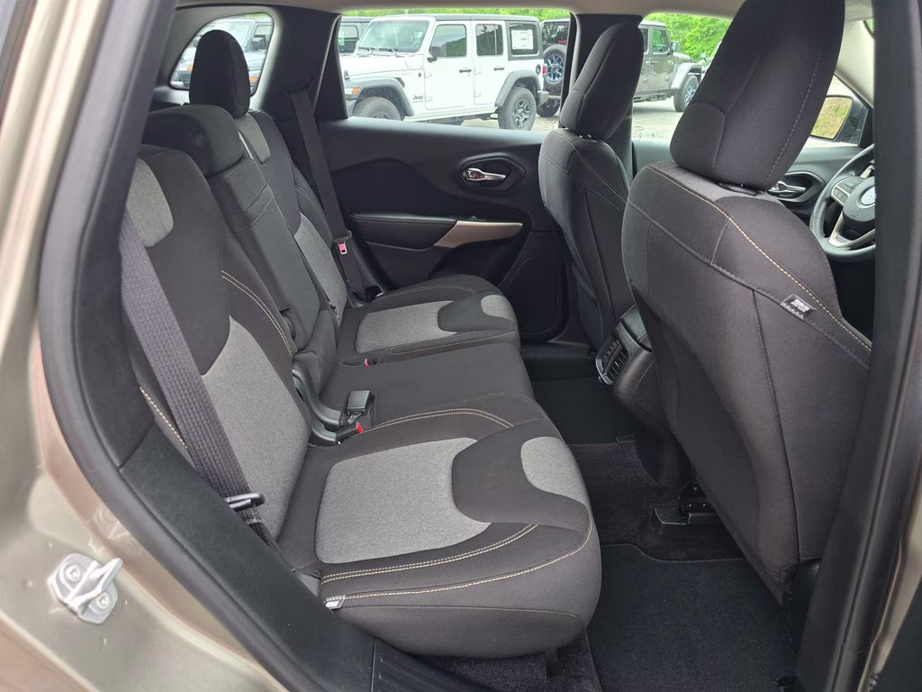 2017 Light Brownstone Pearlcoat Jeep Cherokee Sport 4X4 SUV