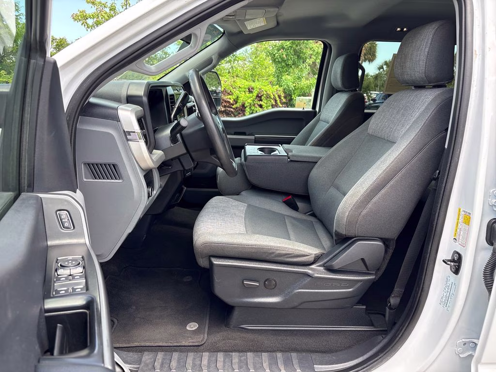 2025 Oxford White Ford Super Duty F-250 SRW XLT 4X4 Truck