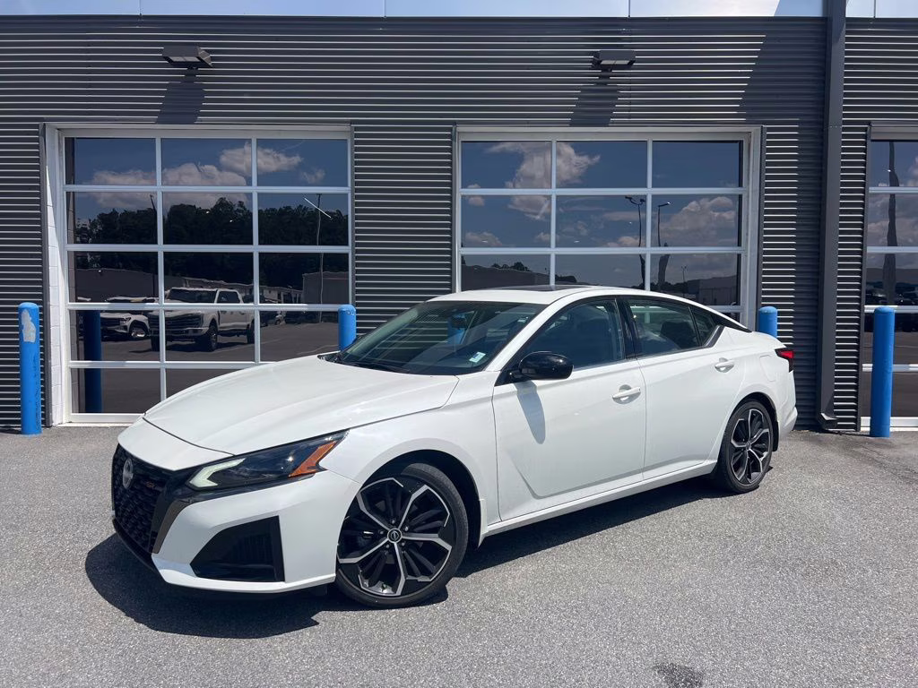2024 Pearl White Tricoat Nissan Altima 2.5 SR FWD Sedan