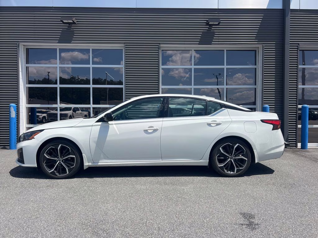 2024 Pearl White Tricoat Nissan Altima 2.5 SR FWD Sedan