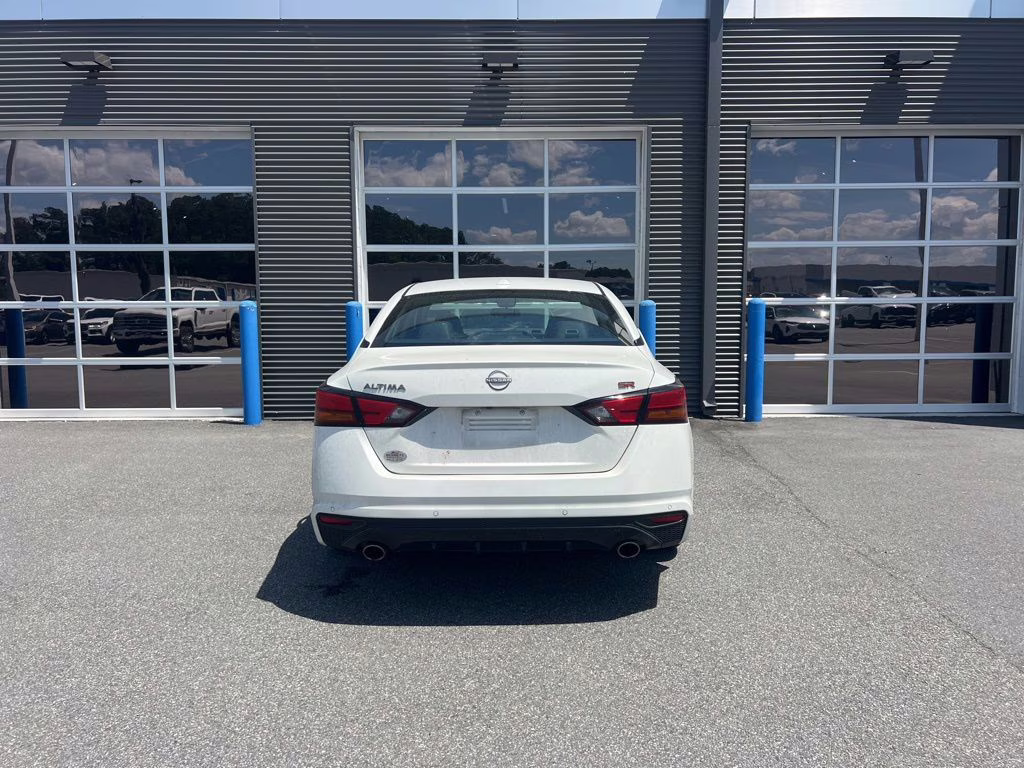 2024 Pearl White Tricoat Nissan Altima 2.5 SR FWD Sedan