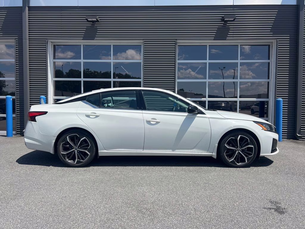 2024 Pearl White Tricoat Nissan Altima 2.5 SR FWD Sedan