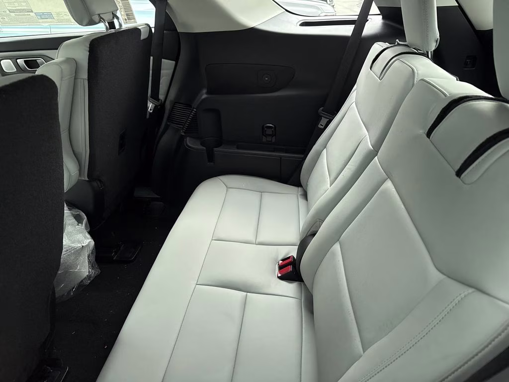 2026 White Ford Explorer Platinum 4X4 SUV